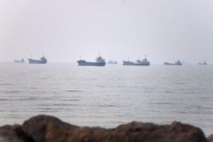 US launches new strikes on Iranian military positions in Strait of Hormuz